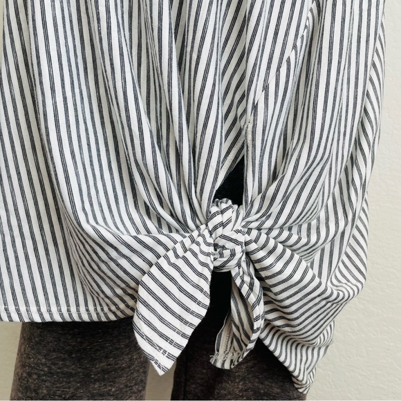 Max Studio Tie-Front Short Sleeve Top/Tunic - Picture 6 of 13